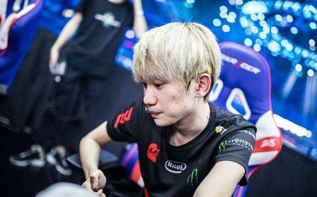 武磊带伤入 武磊带伤入